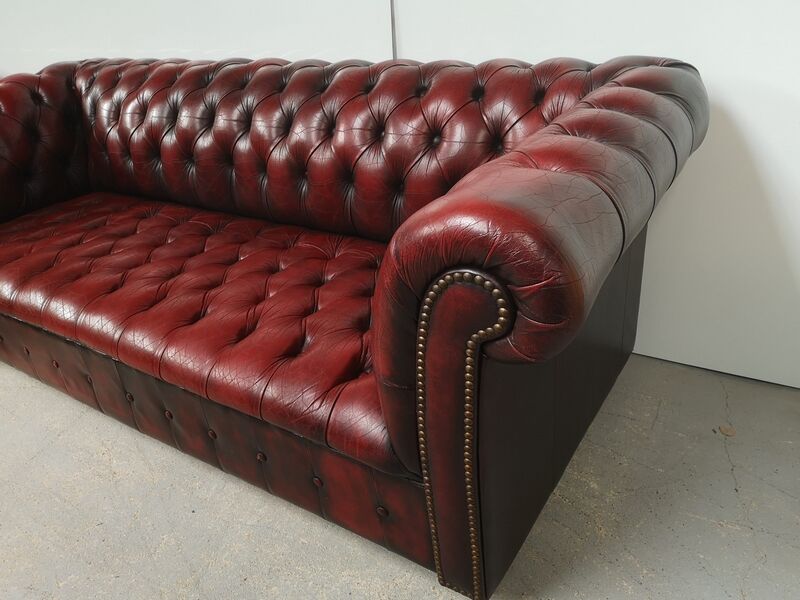 Canapé Chesterfield cuir rouge capitonné