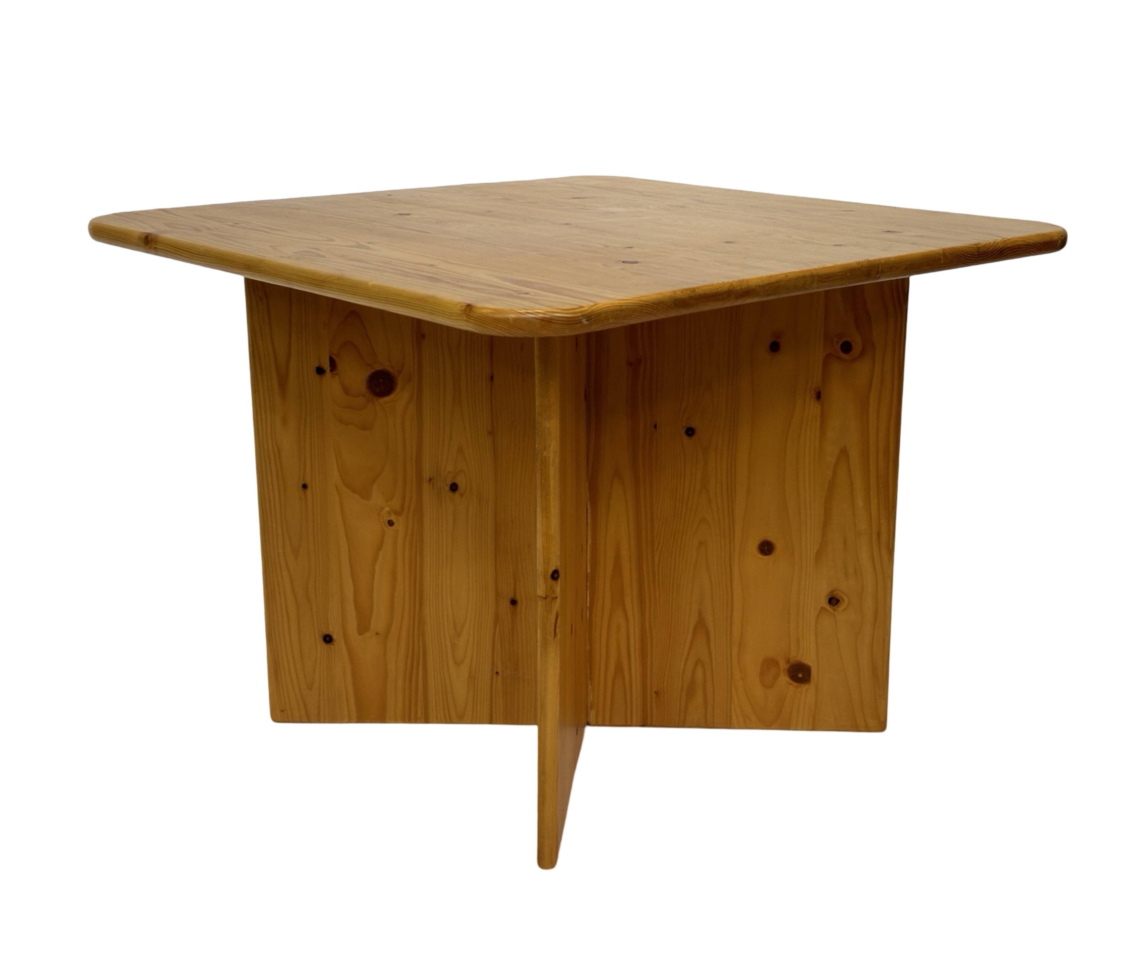 Table basse / table d'appoint vintage en pin au design organique minimaliste