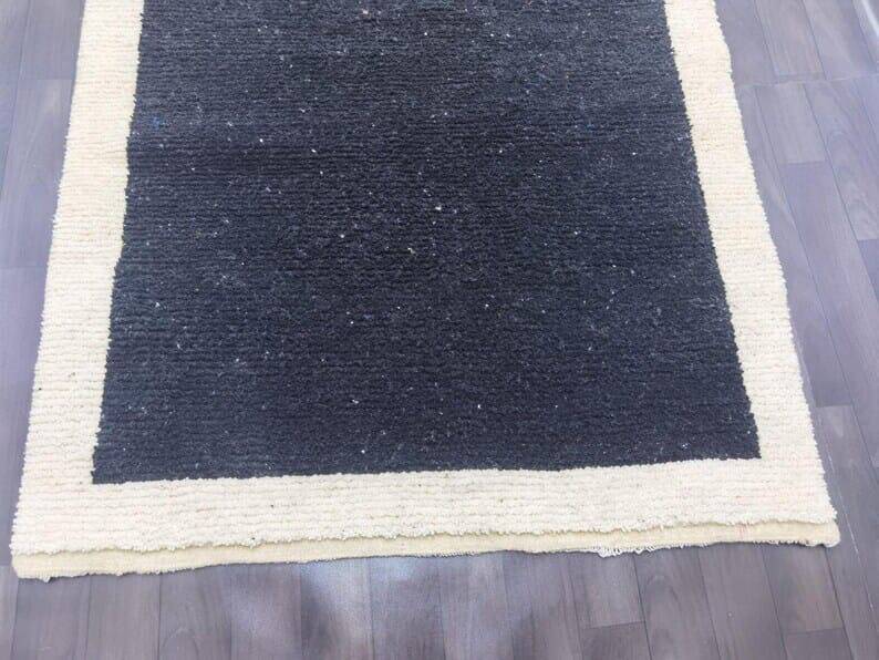 Tapis en laine noire