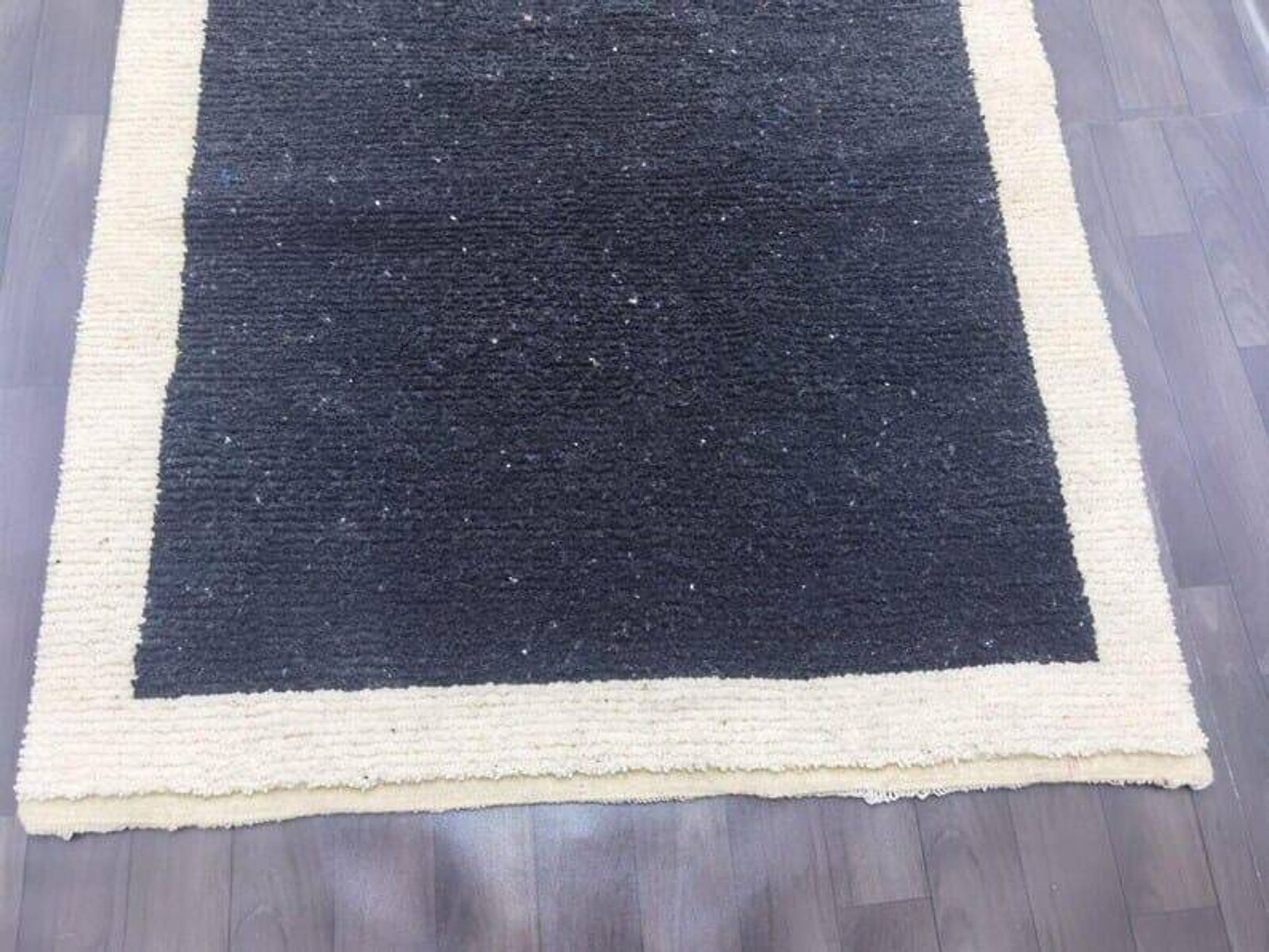 Tapis en laine noire