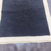 Tapis en laine noire