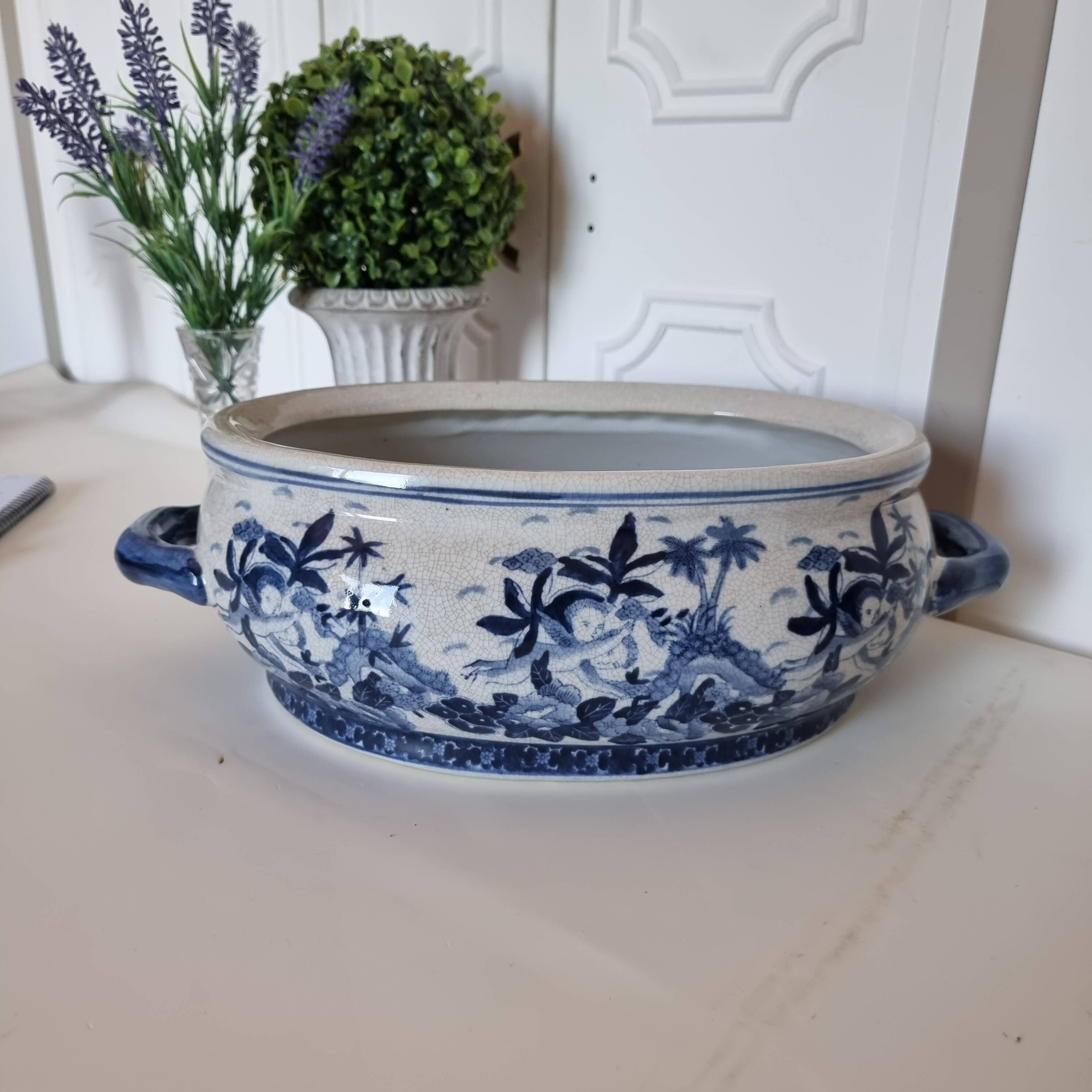 Beautiful Chinese glazed porcelain cachepot or pot, an authentic piece