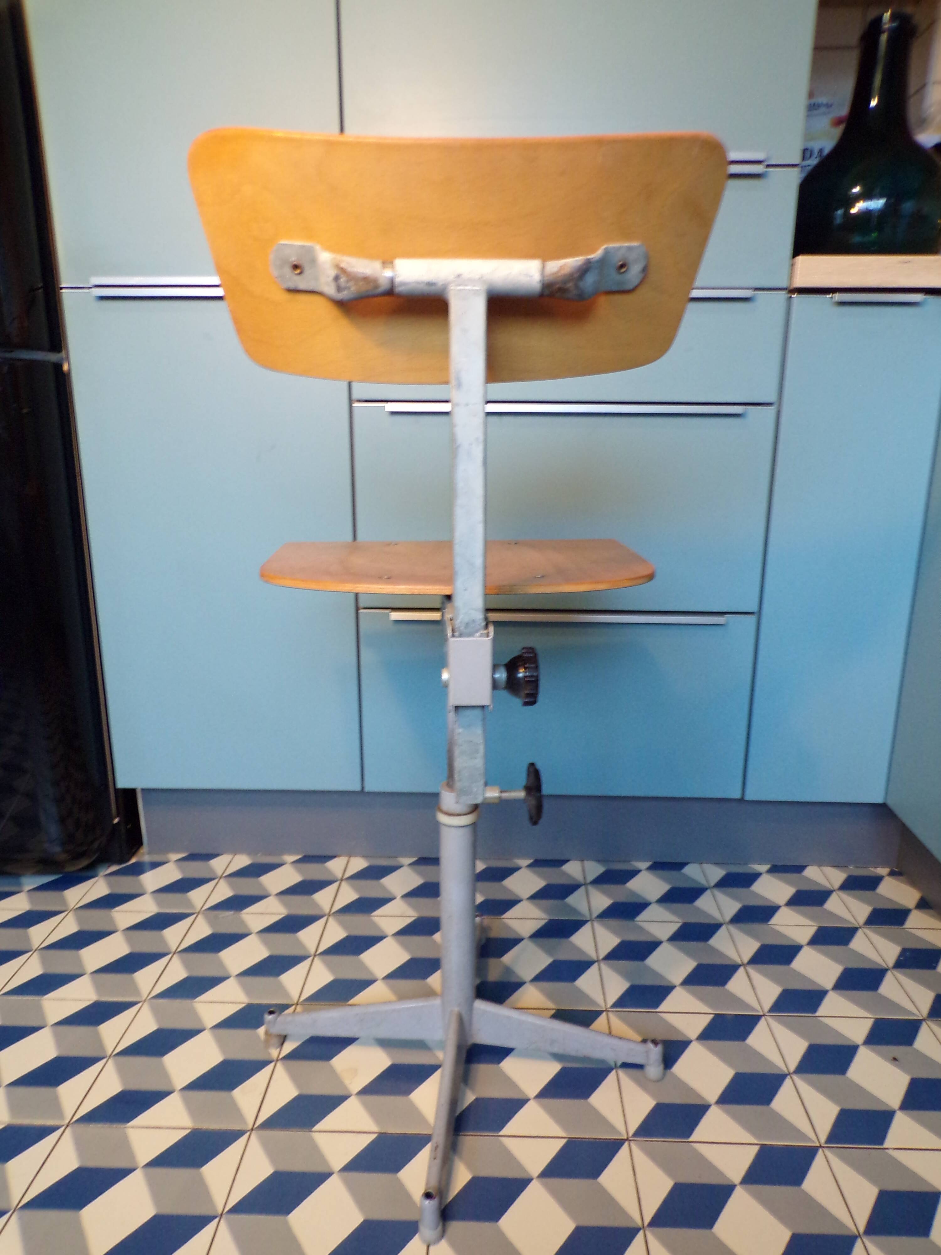 Swivel workshop chair