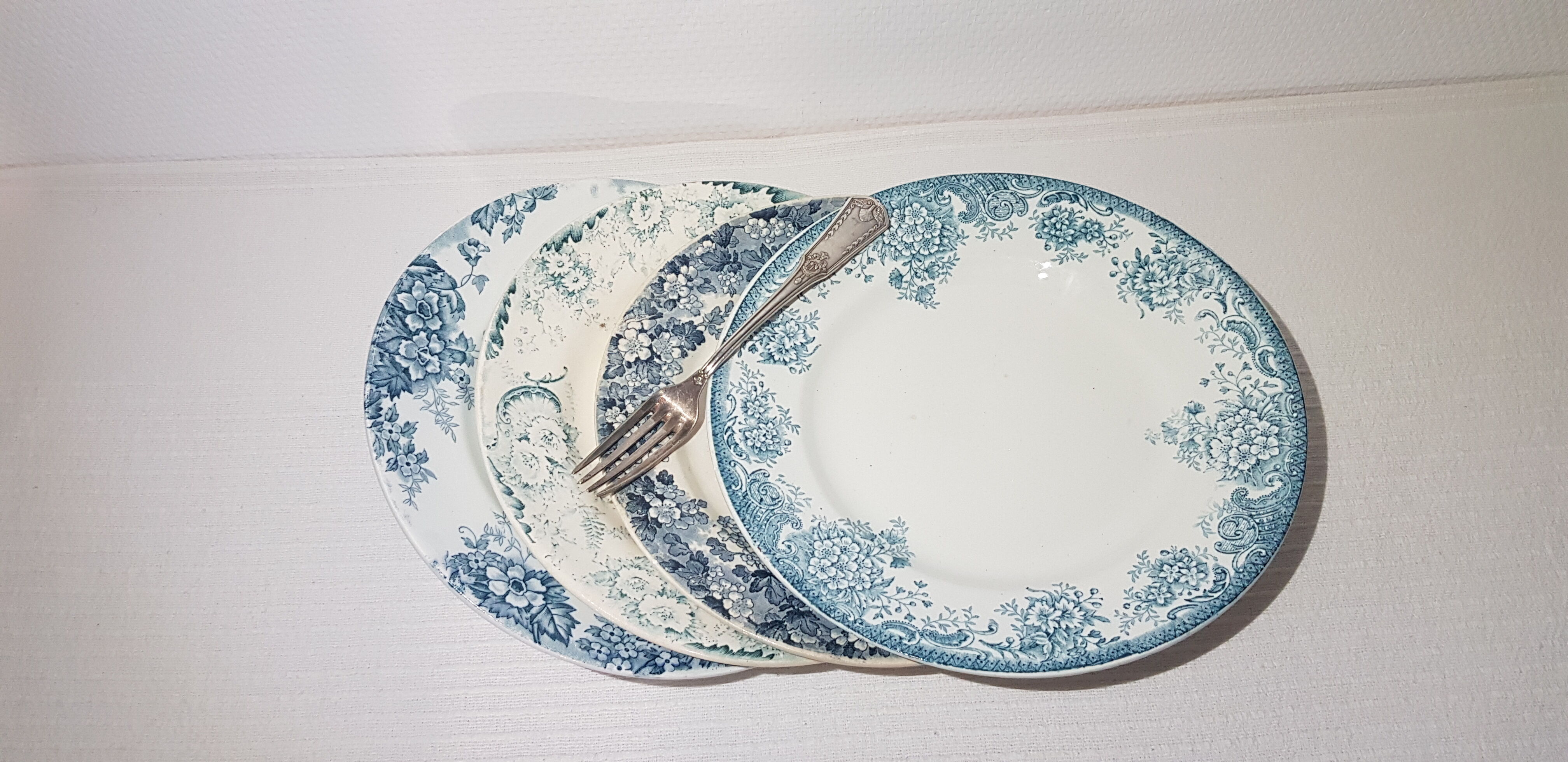 Set of 4 mismatched flat plates from different earthenware, iron earth