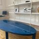 Table basse ovale en bois laqué bleu