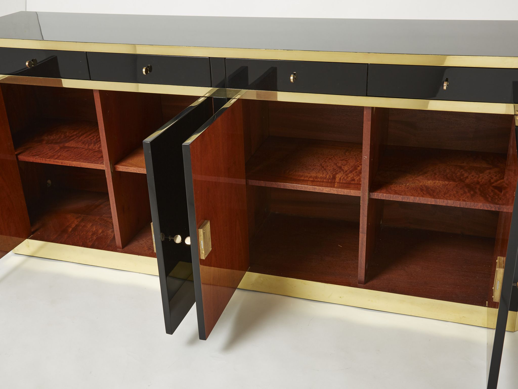 Enfilade laquée noire et laiton signée J.C. Mahey années 70