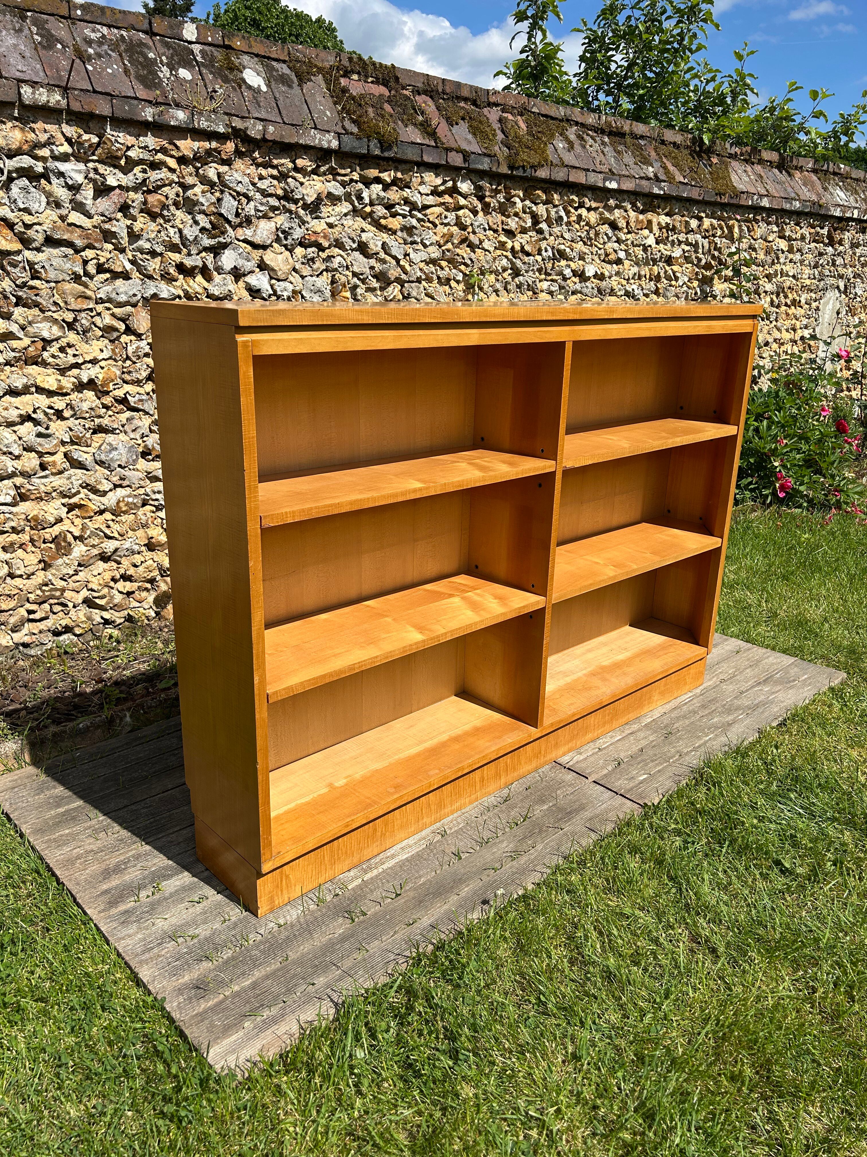 Étagère bibliothèque basse style art deco en bouleau