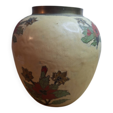 Vase boule vintage en laiton émaillé à décor floral fait main