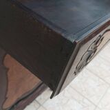 Homme debout bressan armoire