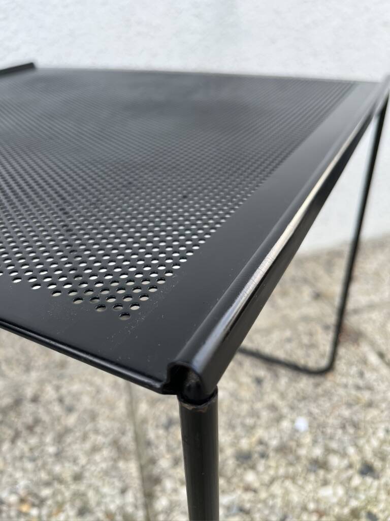 Minimalist nesting table