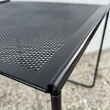 Minimalist nesting table