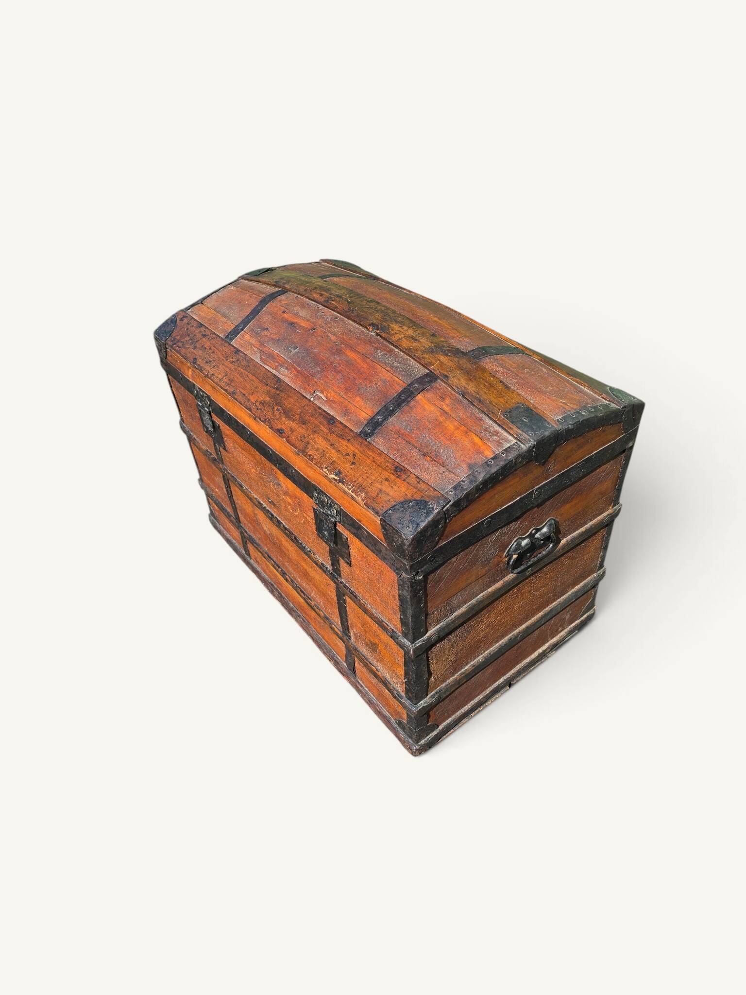 Coffre de voyage bombé ancien en bois et fer forgé – XIXe siècle