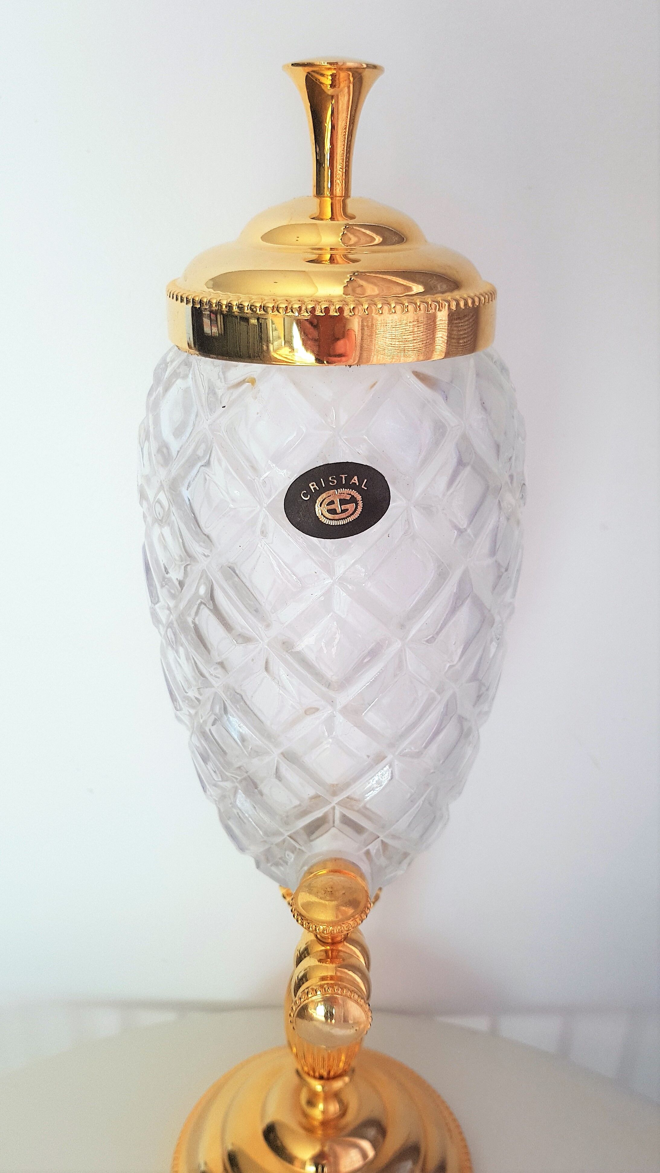 Jug fountain in crystal and gold metal