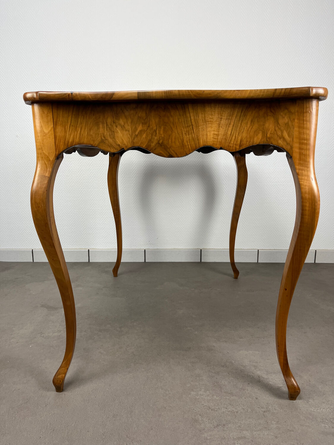 Table Louis XV noyer blond, début 19ème