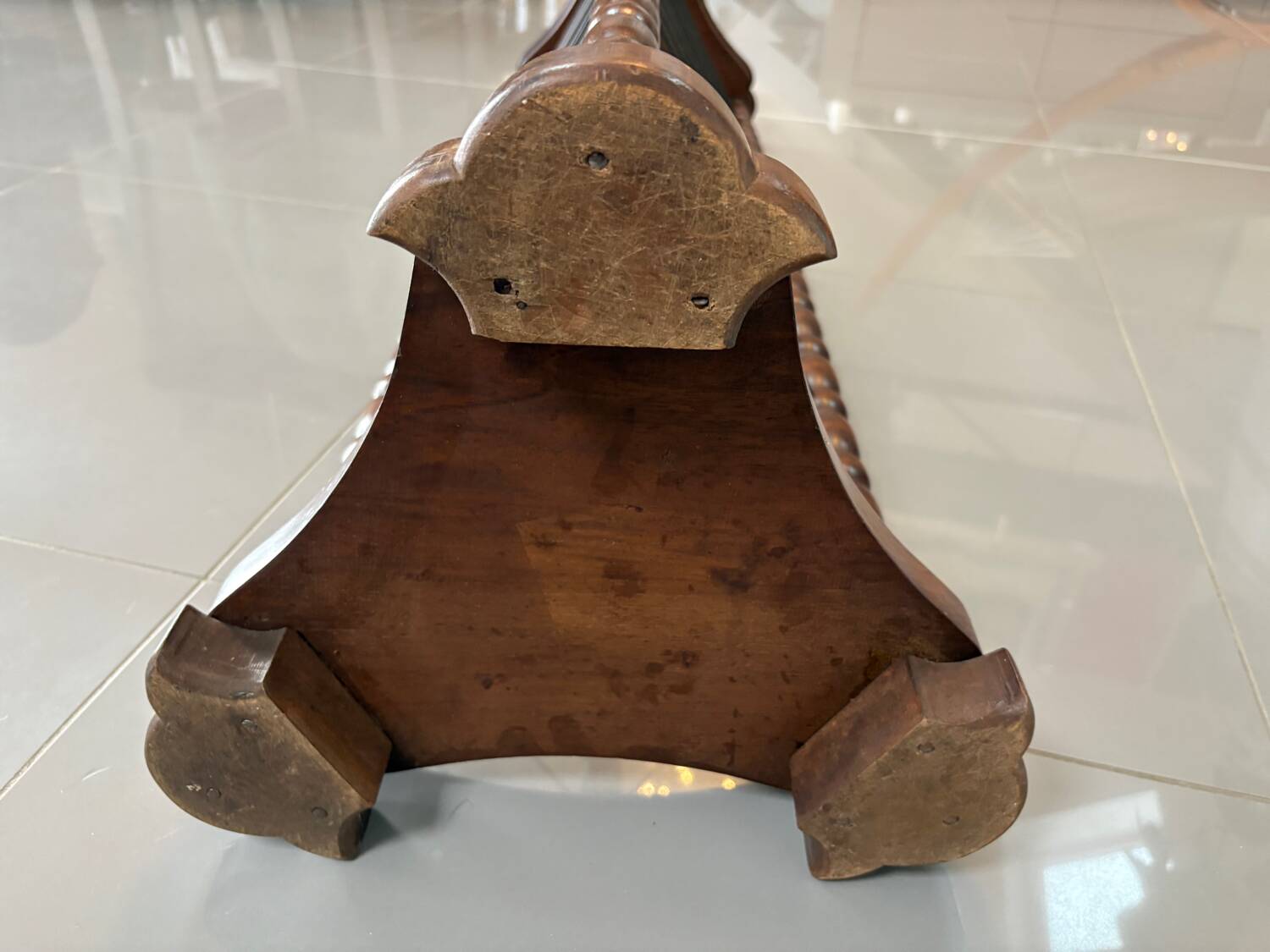 Turned wooden display stand, late 19th - early 20th century.