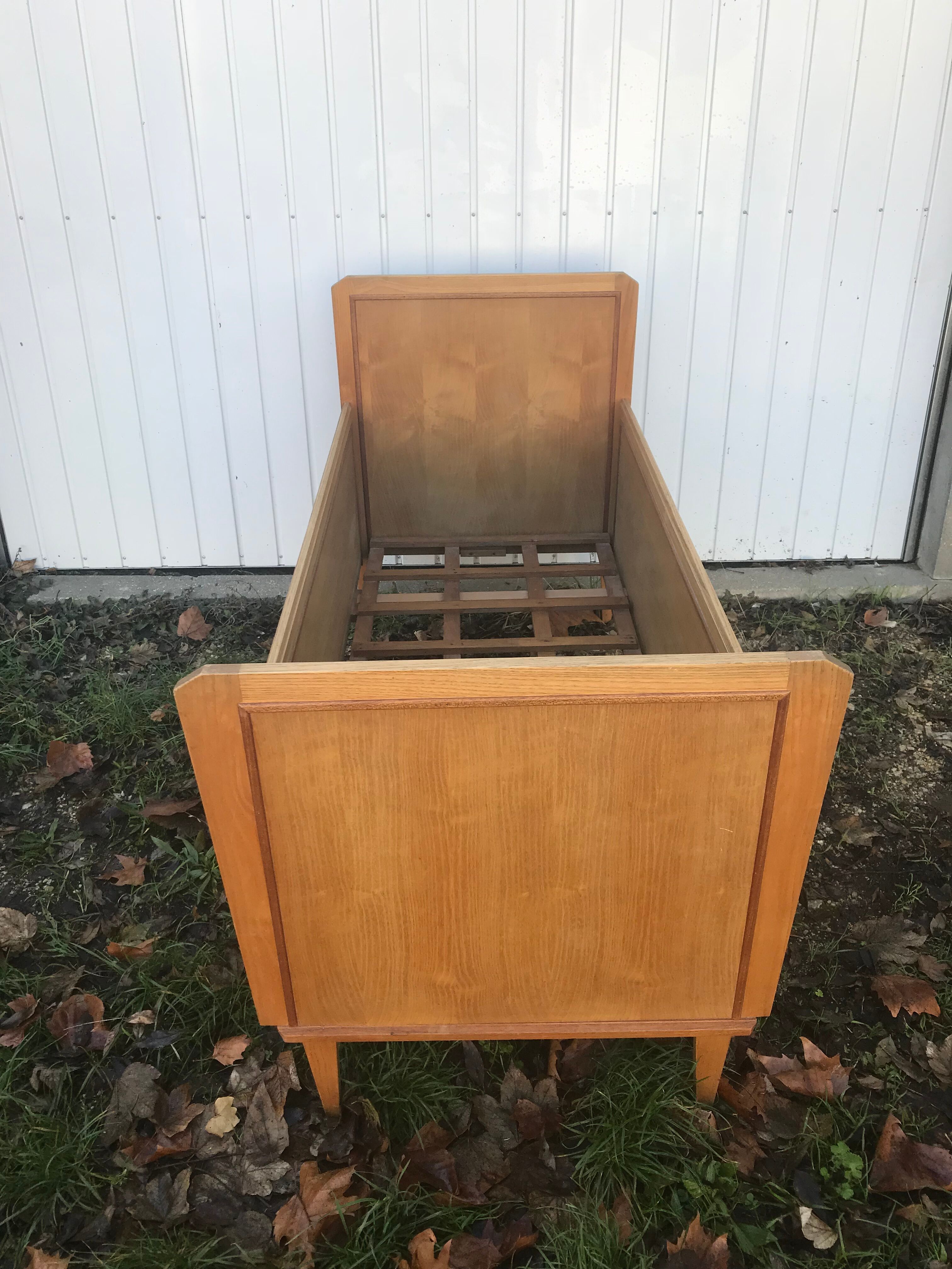 Lit bébé scandinave bois pieds compas
