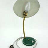 Lampe de bureau UFO en métal laqué vert et laiton