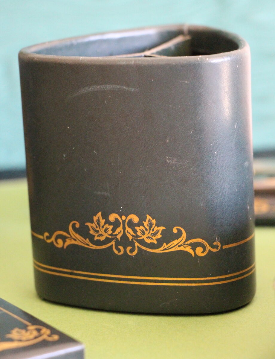 Le Tanneur leather office adornment