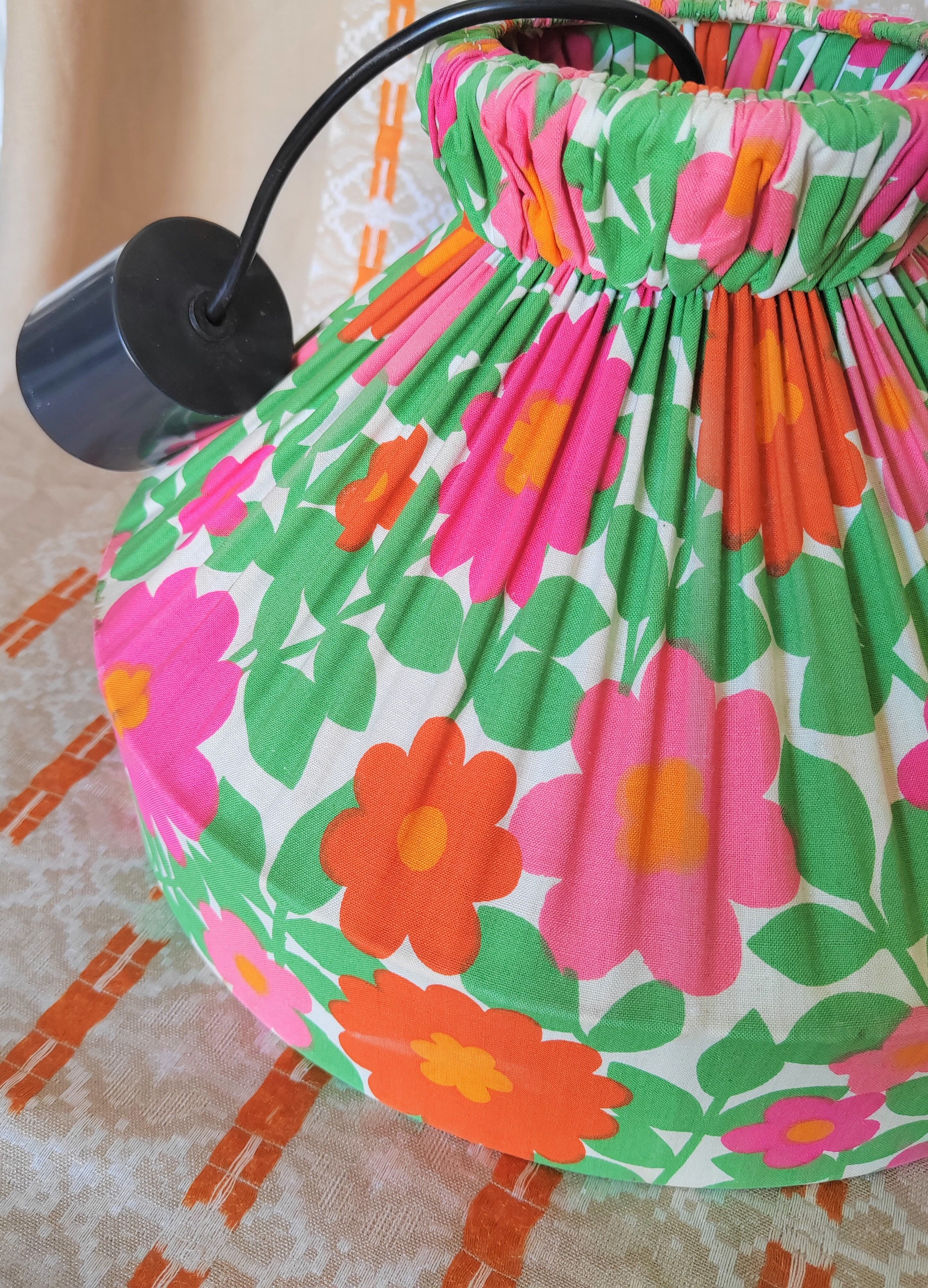 Suspension "kitch" in floral fabric