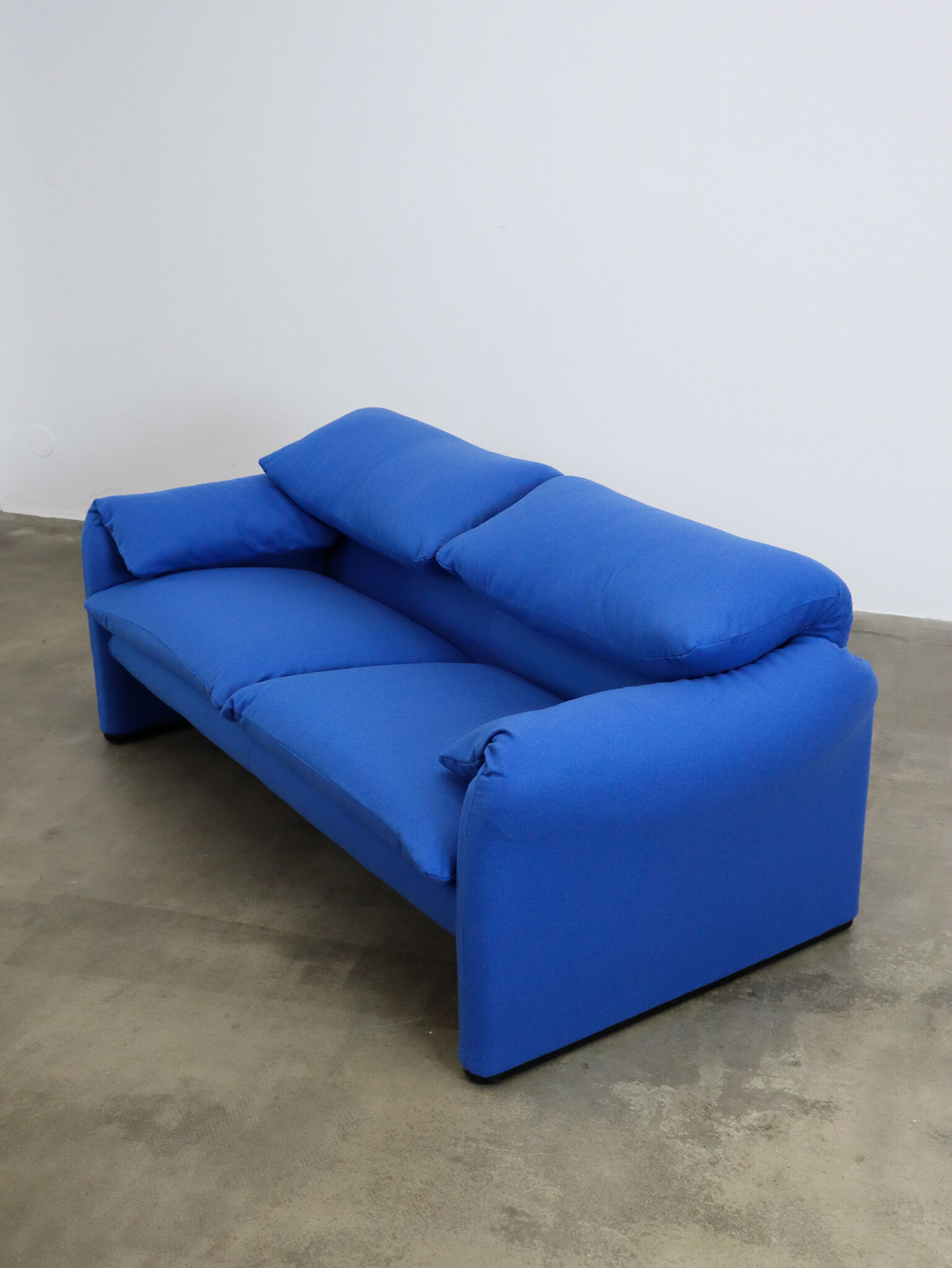 Maralunga sofa blue