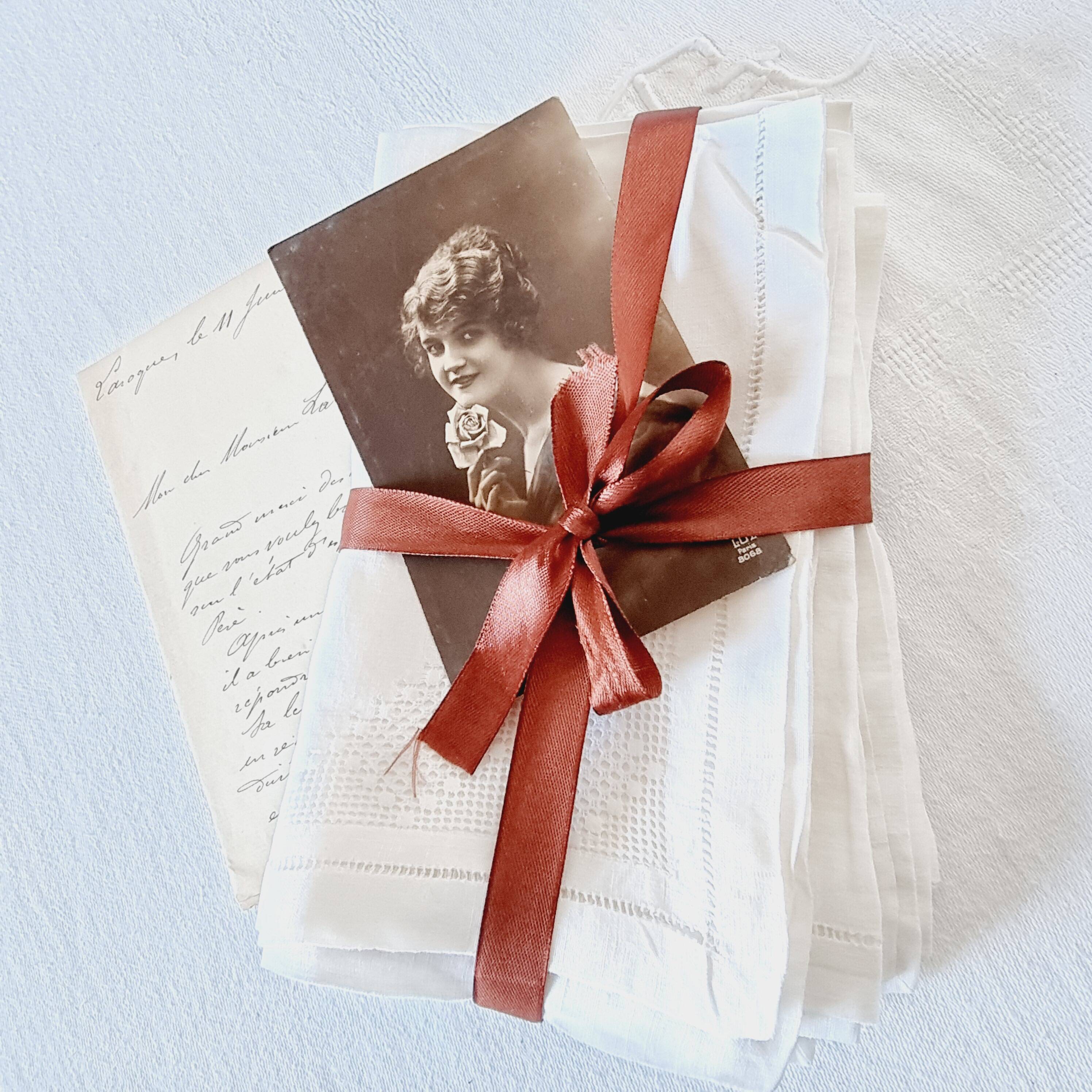 6 linen napkins with perforated lace for breakfast or lunch