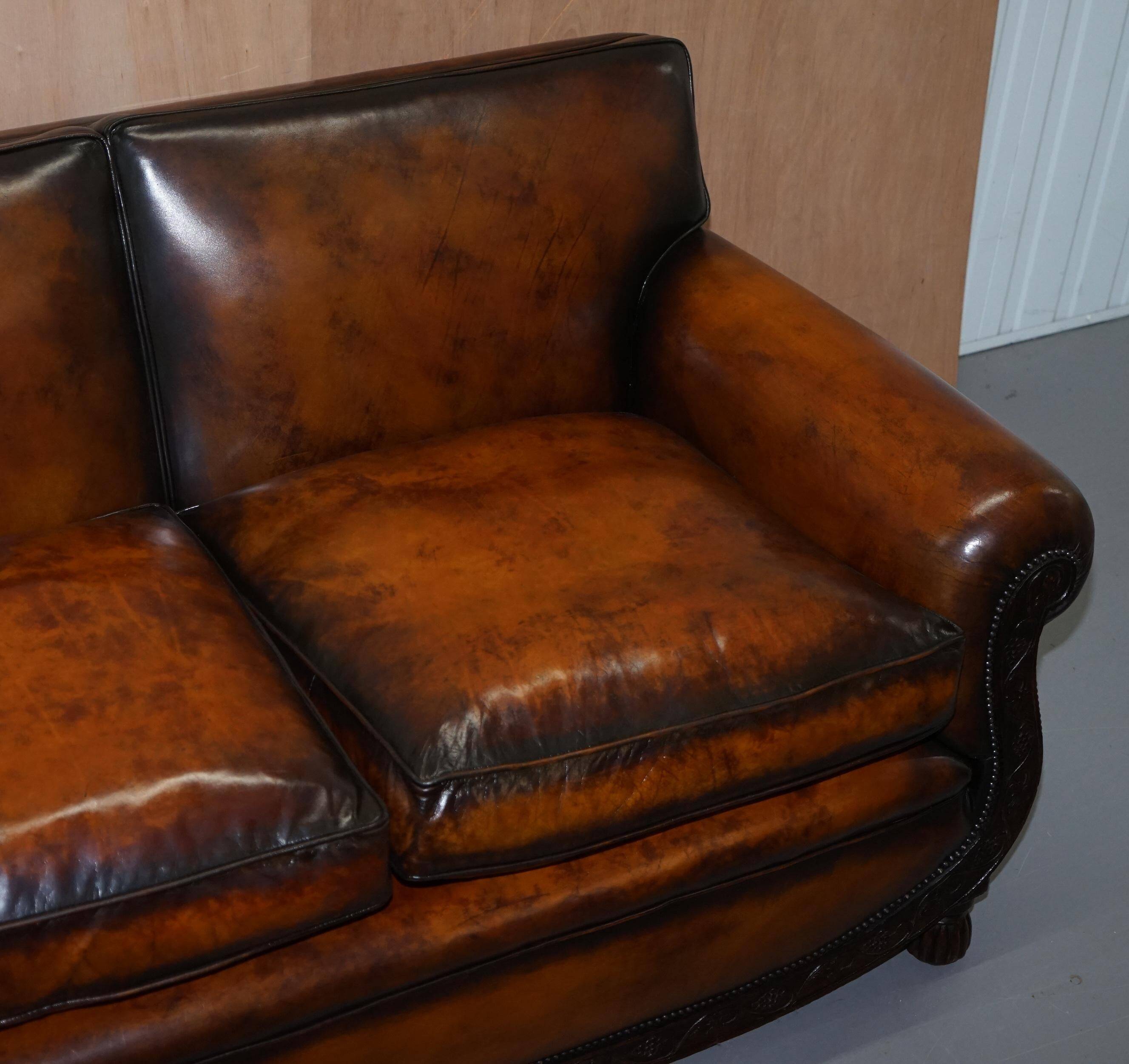 Two-seater canapé in aged leather, Victorian style.
