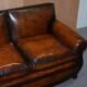 Two-seater canapé in aged leather, Victorian style.