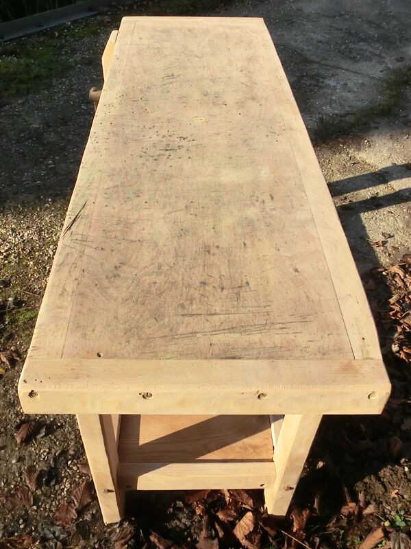 Ancien petit établi de menuisier en bois clair