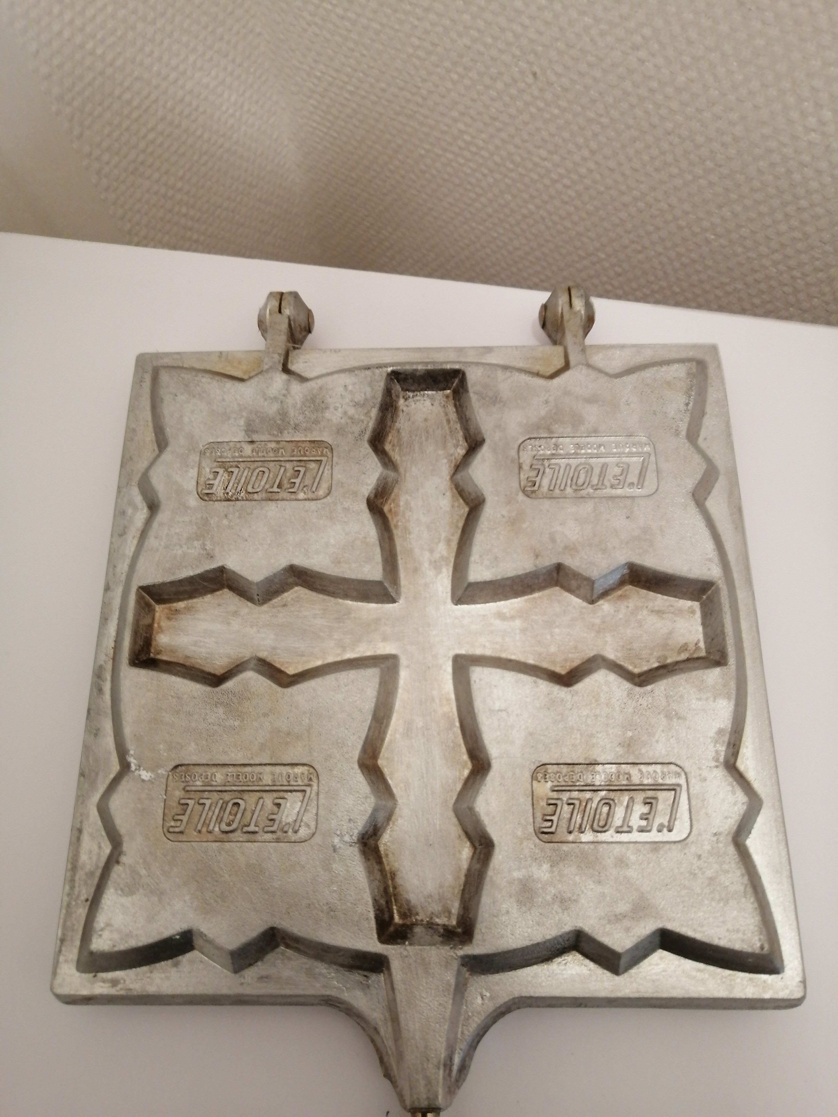 Vintage aluminum croque-monsieurs apparatus