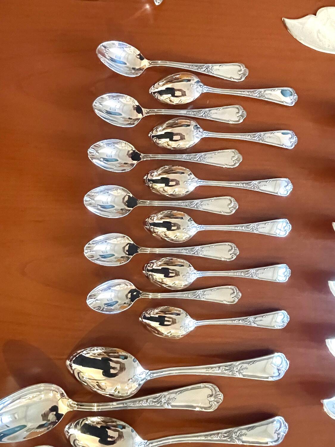 Ercuis cutlery set, 124 pieces, Louis XV style, in near-new condition.