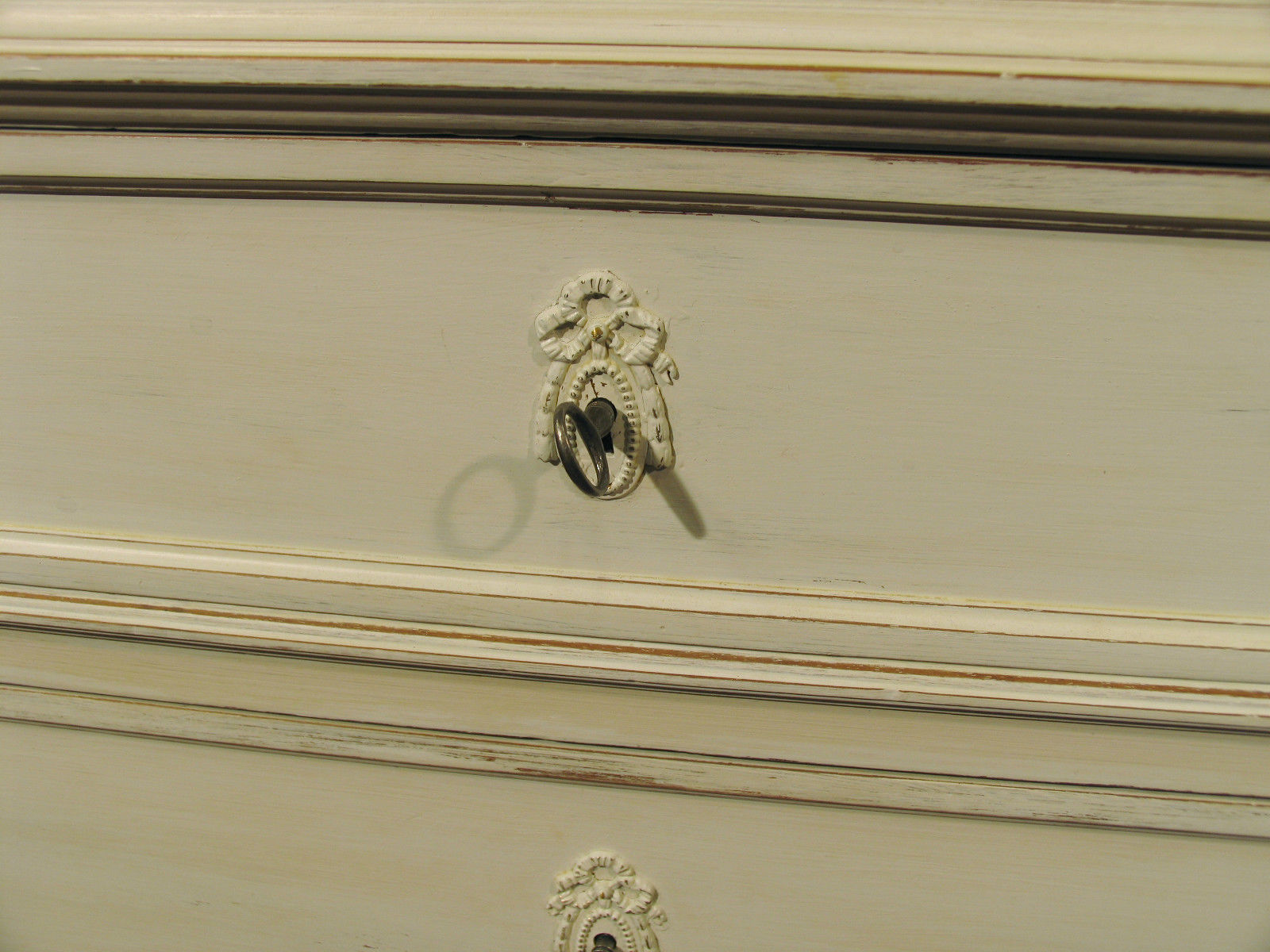 Former style Louis XVI in shabby white patinated wood 5 drawers