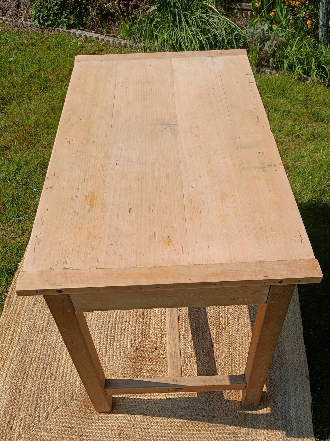 Old solid wood farmhouse table – chic country spirit