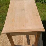 Old solid wood farmhouse table – chic country spirit