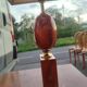 Lampe vers 1970 en fer et bois laqué ainsi que bronze