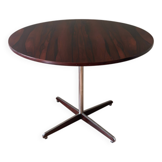 Round table in varnished rosewood.