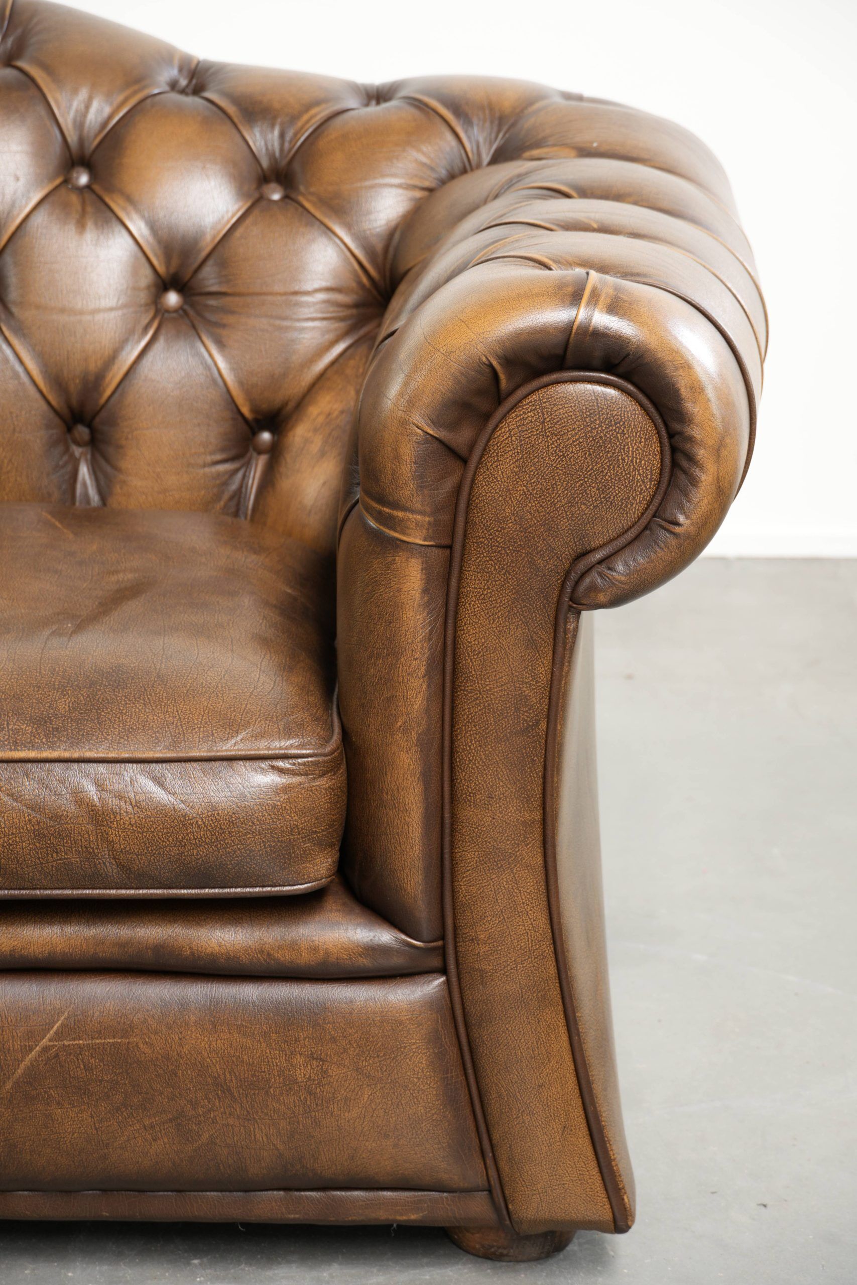 English cowhide leather Chesterfield 2-seater sofa in a luxurious colour