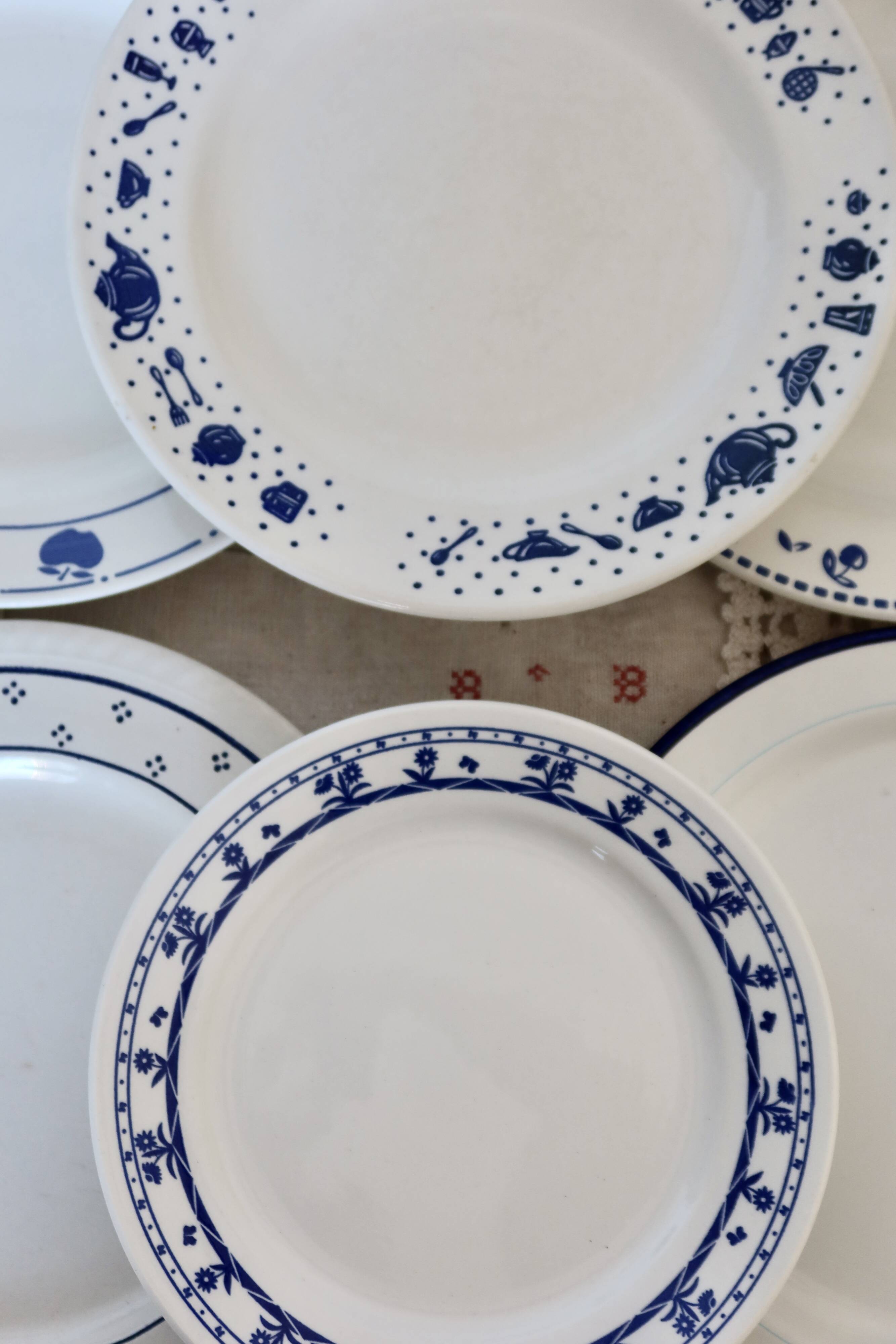 6 mismatched vintage flat plates - Laura set