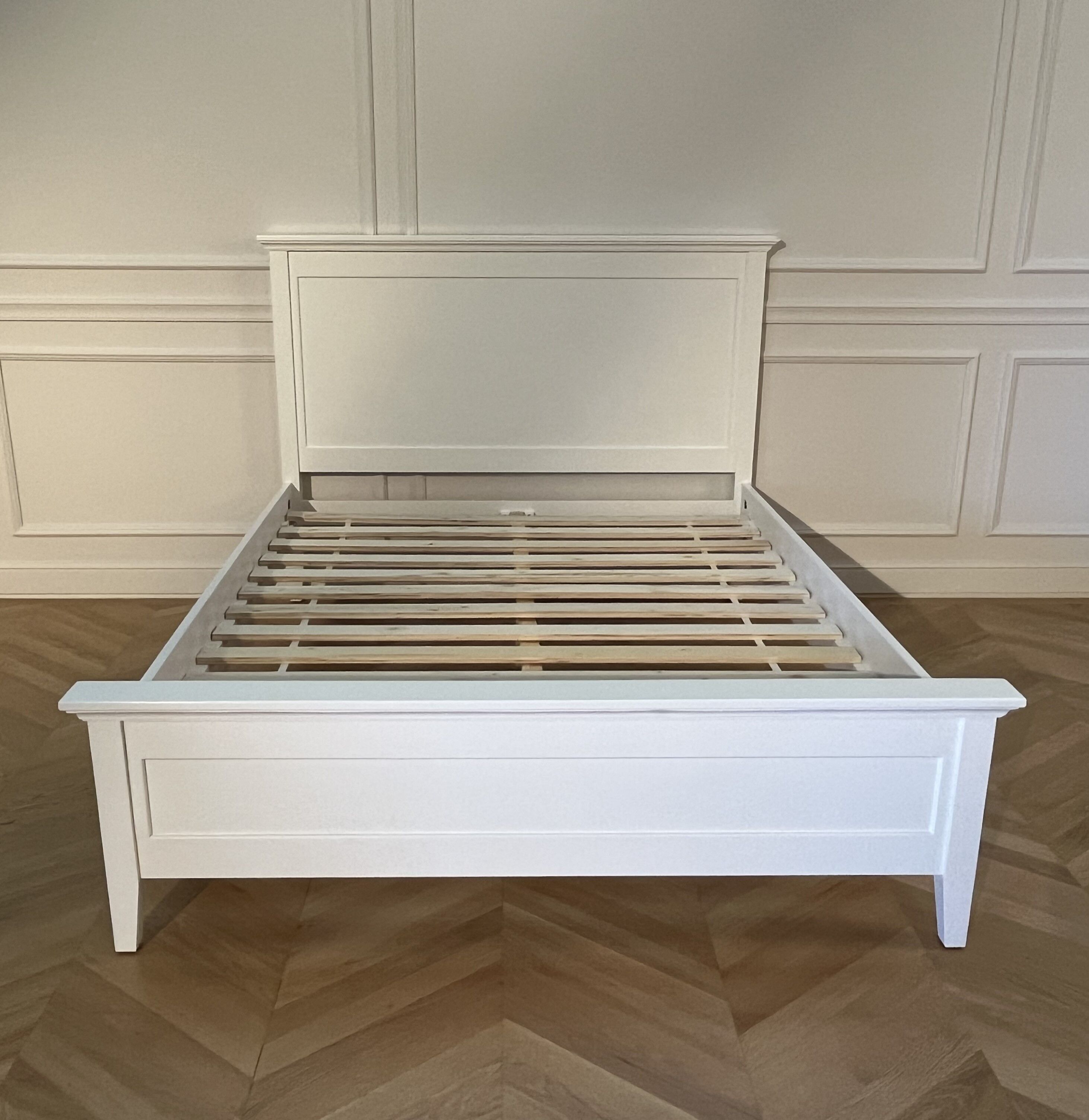 White double bed in contemporary wood, 160x200 cm