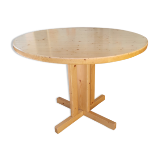 Round table in pine furniture Les Arcs