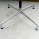Fauteuil Aluminum Group EA107 de Charles et Ray Eames en tissu jaune.