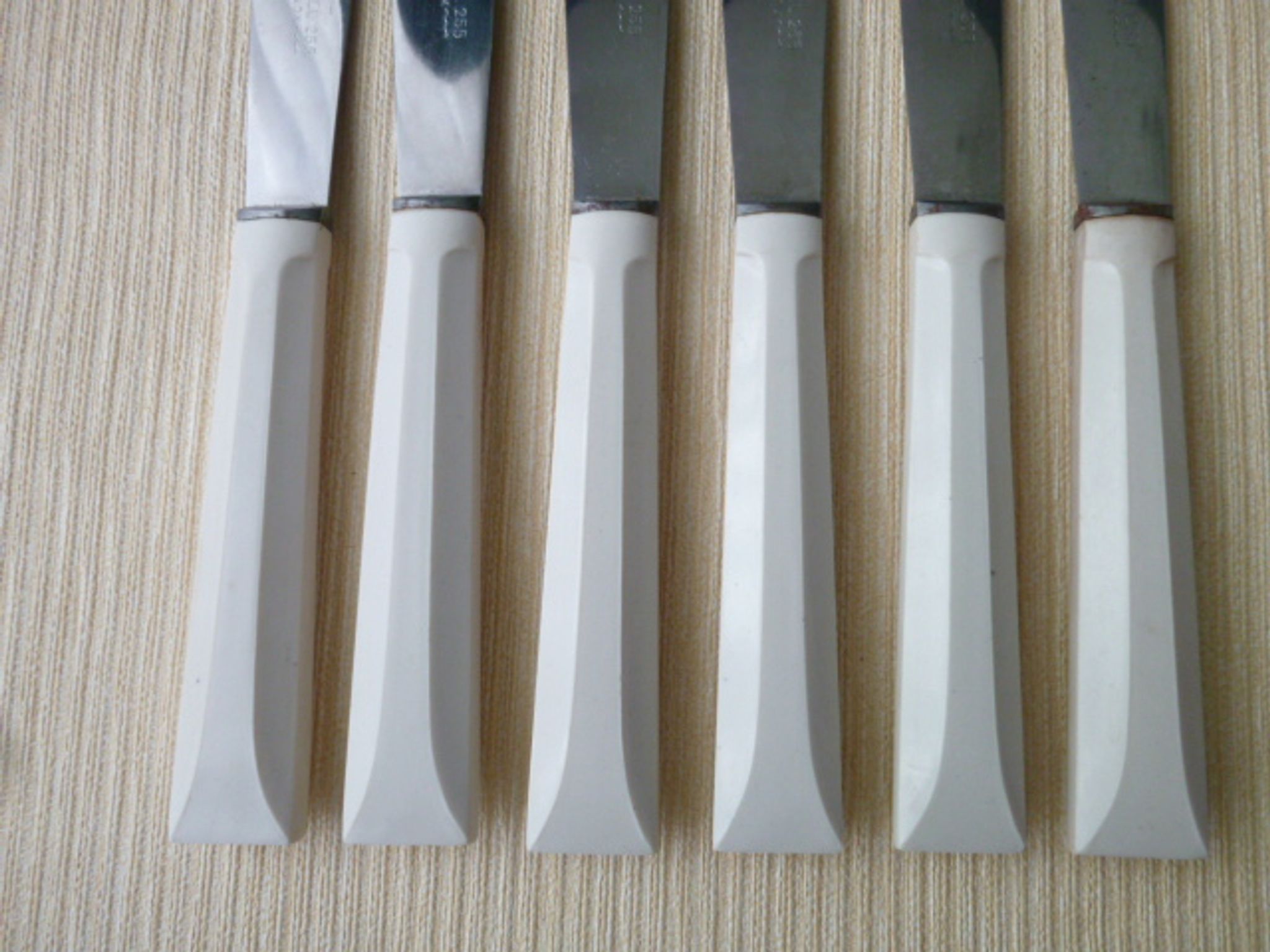 Set de 6 couteaux de table vintage Pradel 255 Inox et bakélite blanche