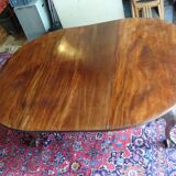 Nineteenth round table in carved mahogany with extension Ø 133 cm