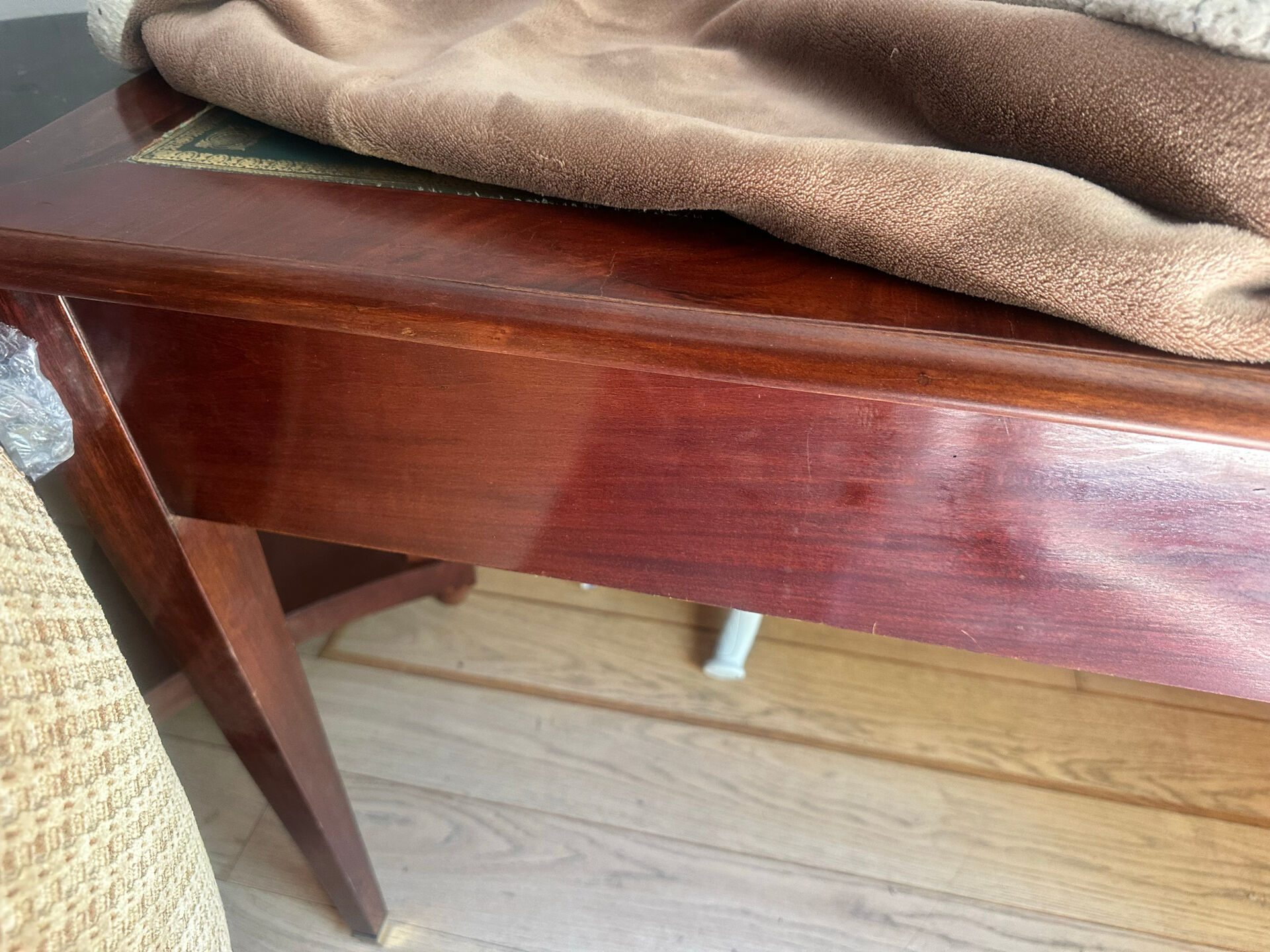 Flat desk in solid mahogany from the 19th century.