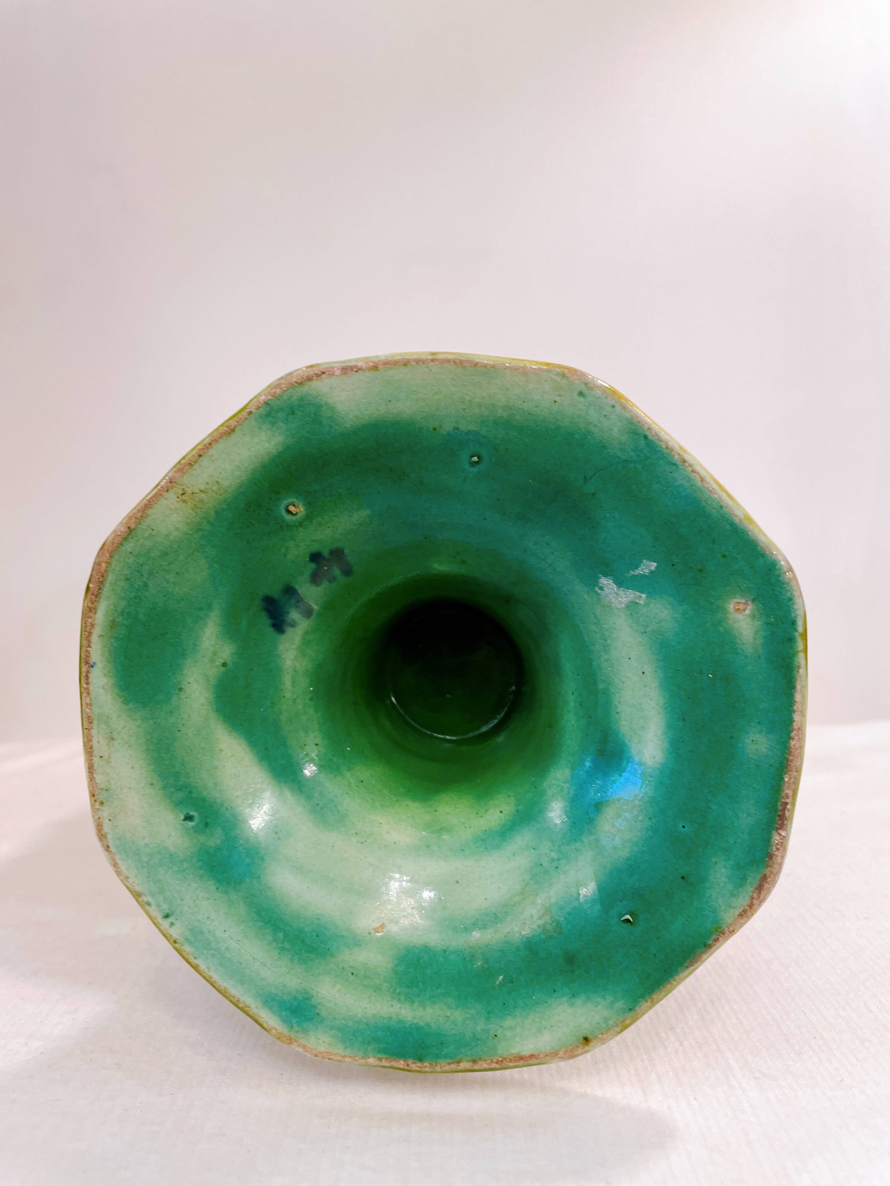 Vase en barbotine émaillée à décor d'oiseaux et bambou