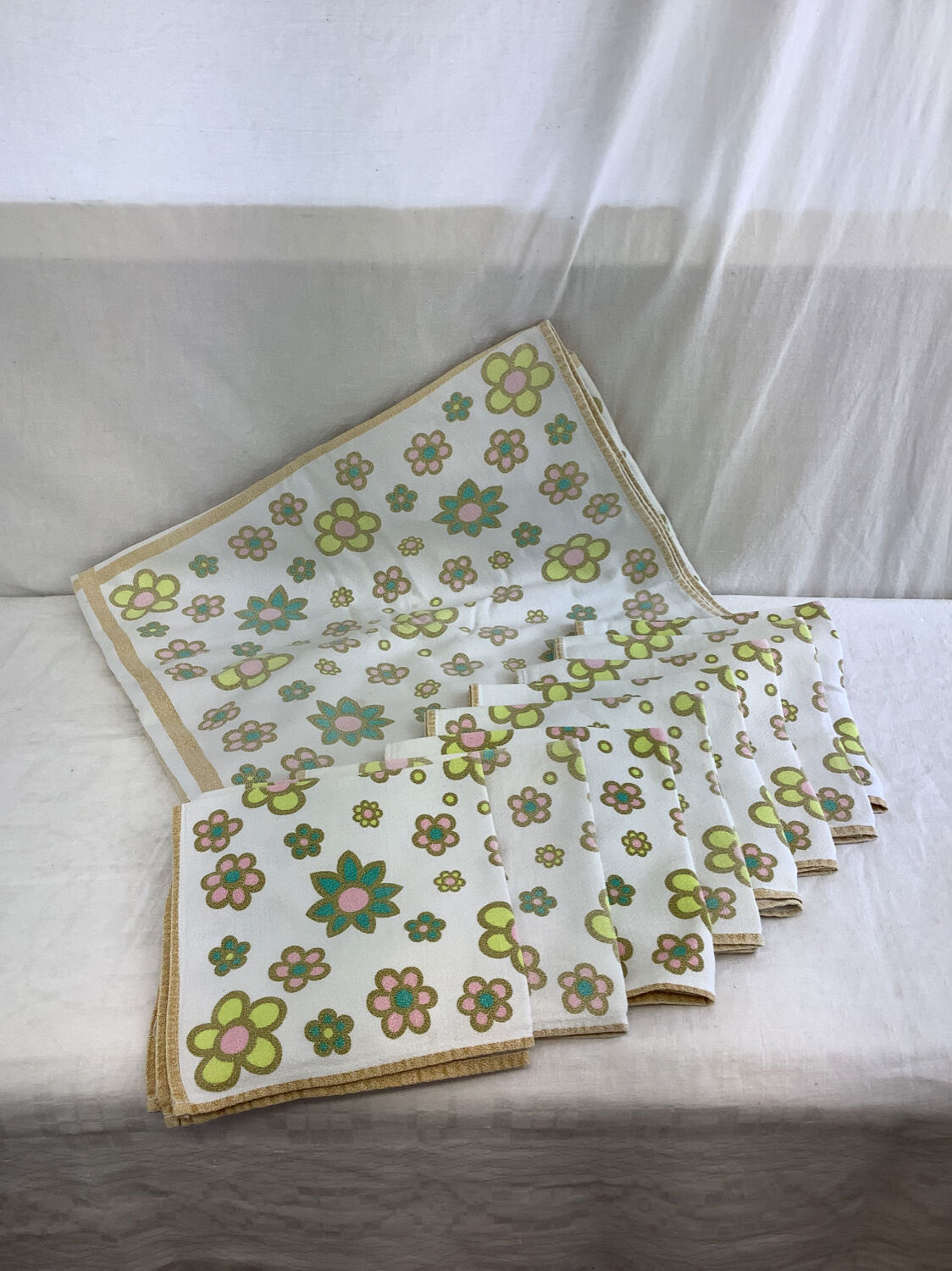 Vintage rectangular tablecloth & 8 towels