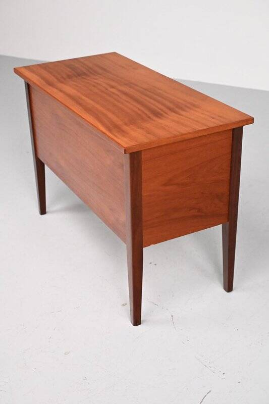 Table d'appoint en teck avec espace de rangement