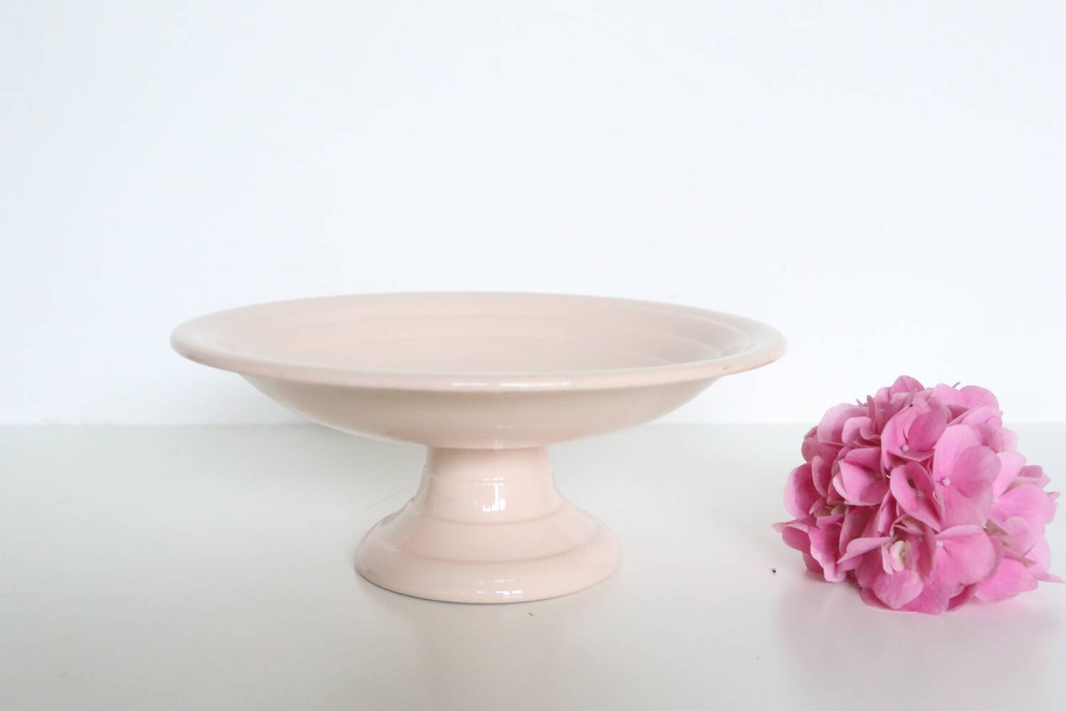 Plat piédouche en céramique rose, 1950