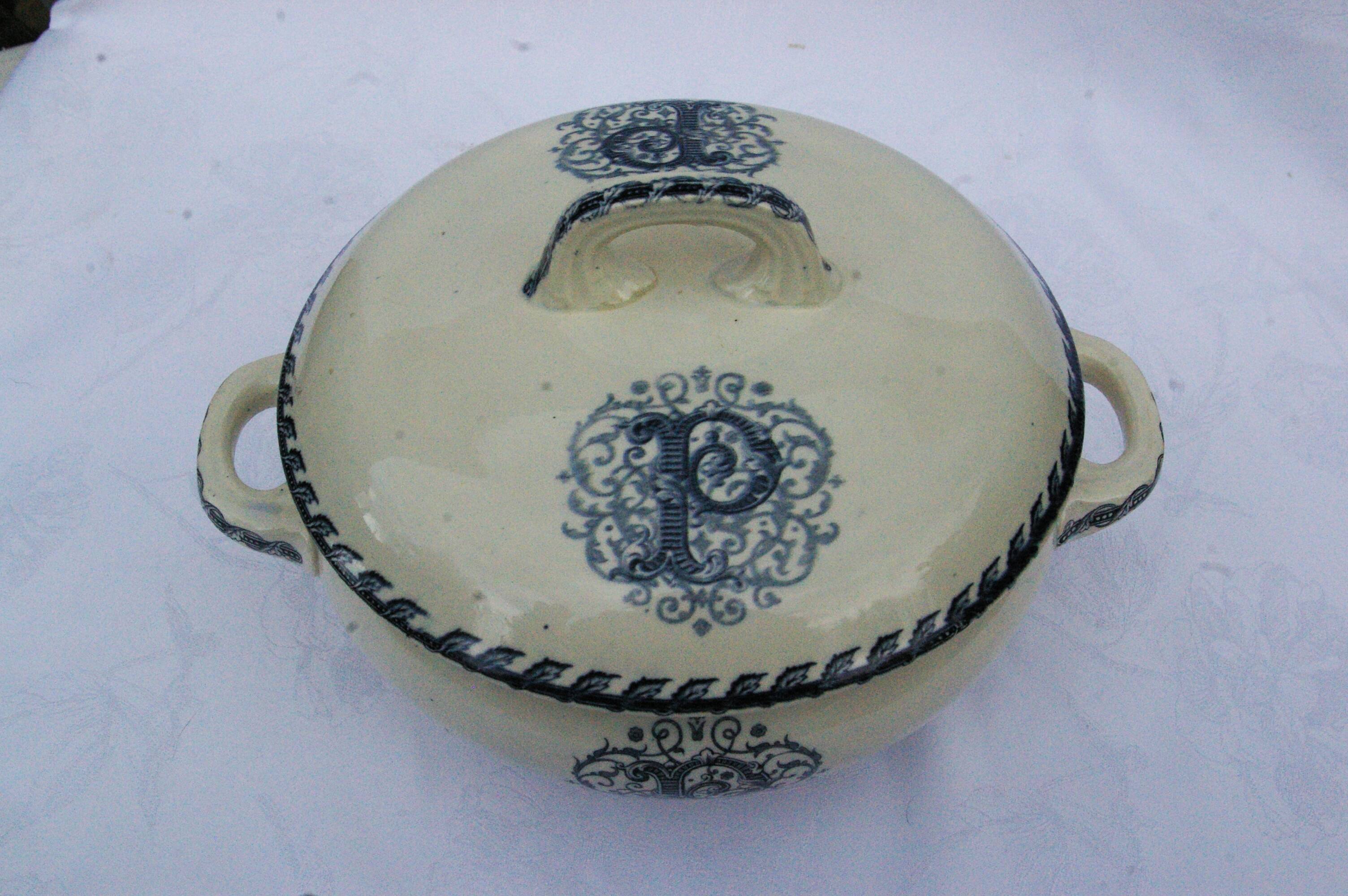 Ancienne soupière légumier faïence kg lunéville - monogramme p et décor rinceaux