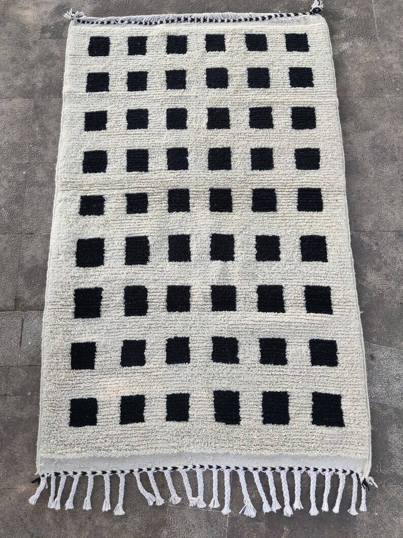 Handmade traditional Beni Ourain Berber rug, size 150 x 250 cm.