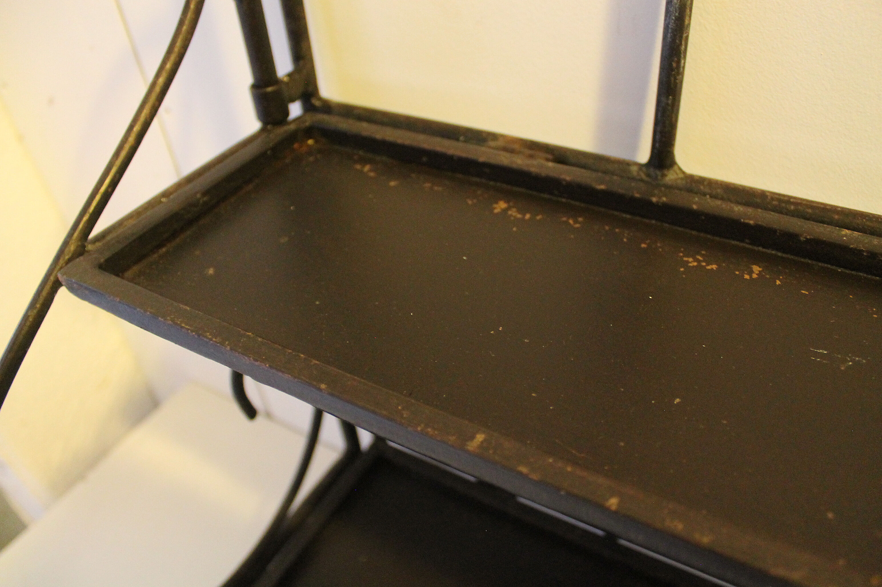 Wall-mounted or table-mounted wrought iron shelf